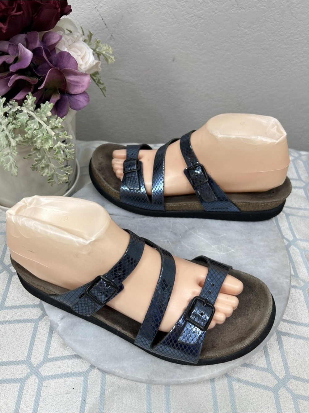 Sz 11/41 WOMENS MEPHISTO GRAY METALLIC SNAKE DESIGN PRINT LEATHER STRAPPY SANDAL